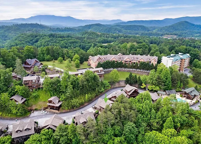 2 Miles From Dollywood Family Resort With Seasonal Outdoor Swimming Pool, Year Around Heated Indoor Swimming Pool, Townhome Style Cabin, Private Hot Tub, Arcade, Tv, Wifi, Kitchen With Refrigerator, Washer And Dryer