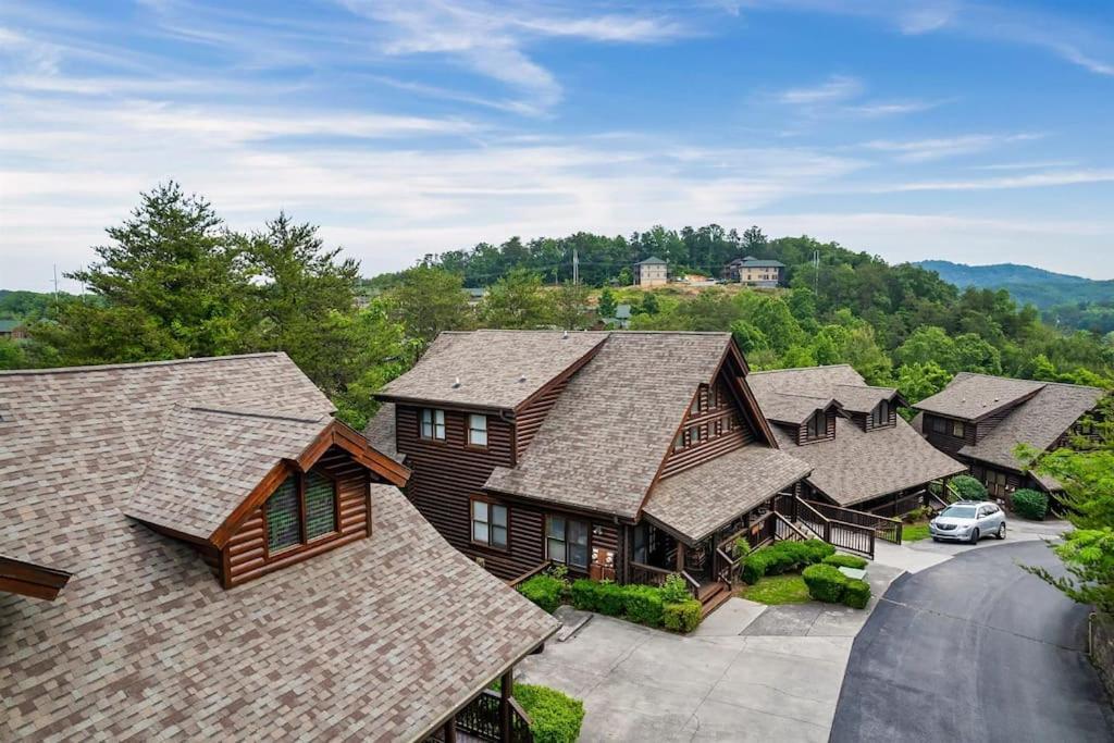 Dollywood Family Resort: Seasonal Pools, Hot Tub & Arcade *